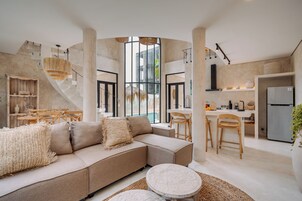 Villa, 2 habitaciones, piscina privada, vistas a la piscina | Sala de estar | Smart TV de 52 pulgadas con canales por cable, Netflix