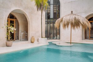Vila, 2 kamar tidur, kolam renang pribadi, pemandangan kolam renang | Kolam renang | Kolam renang outdoor, dengan payung kolam renang dan kursi berjemur