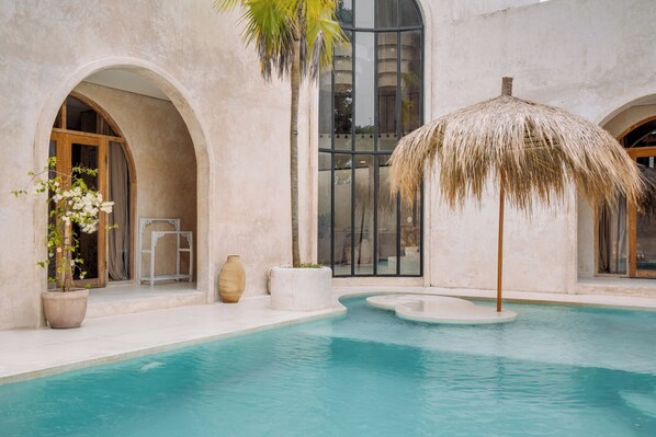 Vila, 2 quartos, piscina particular, vista para a piscina | Piscina | Piscina externa, guarda-sóis, espreguiçadeiras