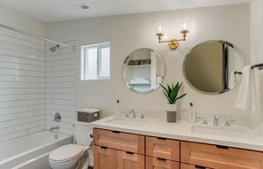 Shower, hair dryer, towels, soap - Cute West Seattle cottage; minutes to downtown w/ A/C. (Seattle)