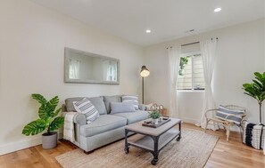 Living area - Cute West Seattle cottage; minutes to downtown w/ A/C. (Seattle)