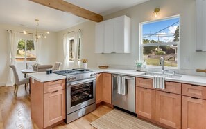 Private kitchen - Cute West Seattle cottage; minutes to downtown w/ A/C. (Seattle)