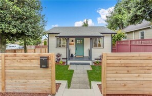 Exterior - Cute West Seattle cottage; minutes to downtown w/ A/C. (Seattle)