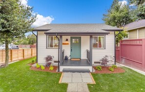 Exterior - Cute West Seattle cottage; minutes to downtown w/ A/C. (Seattle)