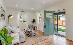 Living area - Cute West Seattle cottage; minutes to downtown w/ A/C. (Seattle)