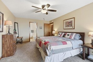 3 bedrooms, free WiFi, bed sheets - Relaxing 3BD with Mtn VIEWS! Private Hot Tub + Near Dollywood. DOG friendly! (Sevierville)