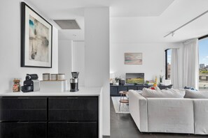 Smart TV, books - Luxury Apartment with Big East Facing Balcony Short Walk to Central Station (Surry Hills)