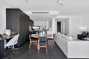 Smart TV, books - Luxury Apartment with Big East Facing Balcony Short Walk to Central Station (Surry Hills)