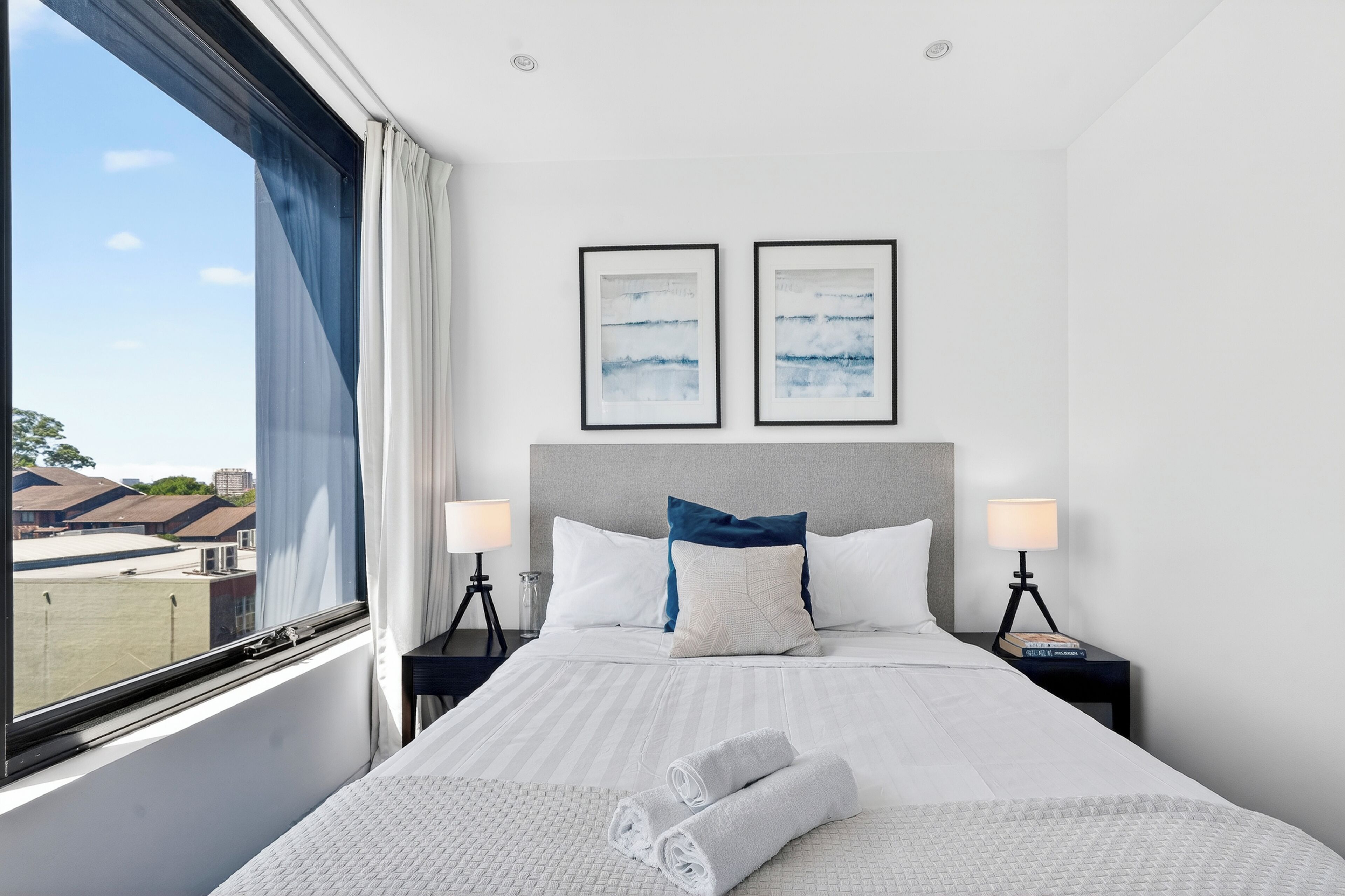 2 quartos, escrivaninha, ferros/tábuas de passar roupa, berço de viagem