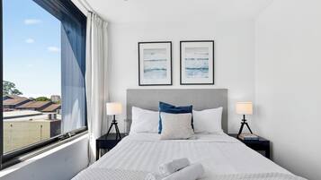 2 quartos, escrivaninha, ferros/tábuas de passar roupa, berço de viagem