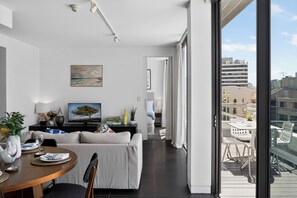 Smart TV, books - Luxury Apartment with Big East Facing Balcony Short Walk to Central Station (Surry Hills)