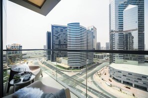 Luxury Apartment, Balcony, Bay View | Balcony view - Vogue | Downtown near Dubai Mall | Burj Khalifa (Dubai)