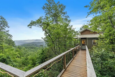 Pisgah Paradise-Privacy, Hot Tub, and Views!