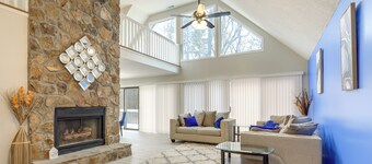 4 Mi to Charming Dtwn Fayetteville! Bright Home