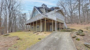 A two-story house with a covered porch and a concrete driveway. - 4 Mi to Charming Dtwn Fayetteville! Bright Home (Fayetteville)