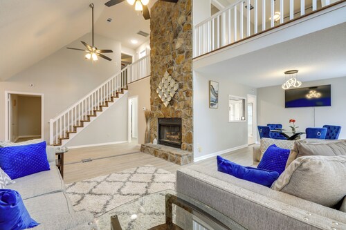 4 Mi to Charming Dtwn Fayetteville! Bright Home