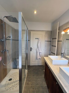 Shower, hair dryer, towels, soap - Large house in Montfaucon (Saint-Geniès-de-Comolas)