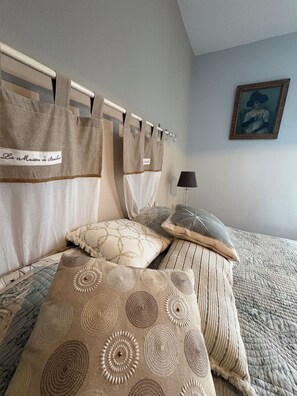 4 bedrooms, iron/ironing board, WiFi, bed sheets - Large house in Montfaucon (Saint-Geniès-de-Comolas)