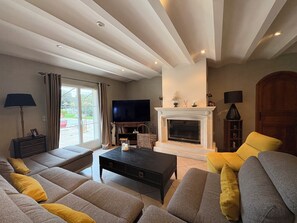 Smart TV - Large house in Montfaucon (Saint-Geniès-de-Comolas)