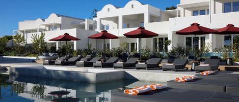 Sisäuima-allas, kauden mukainen ulkouima-allas, aurinkovarjoja