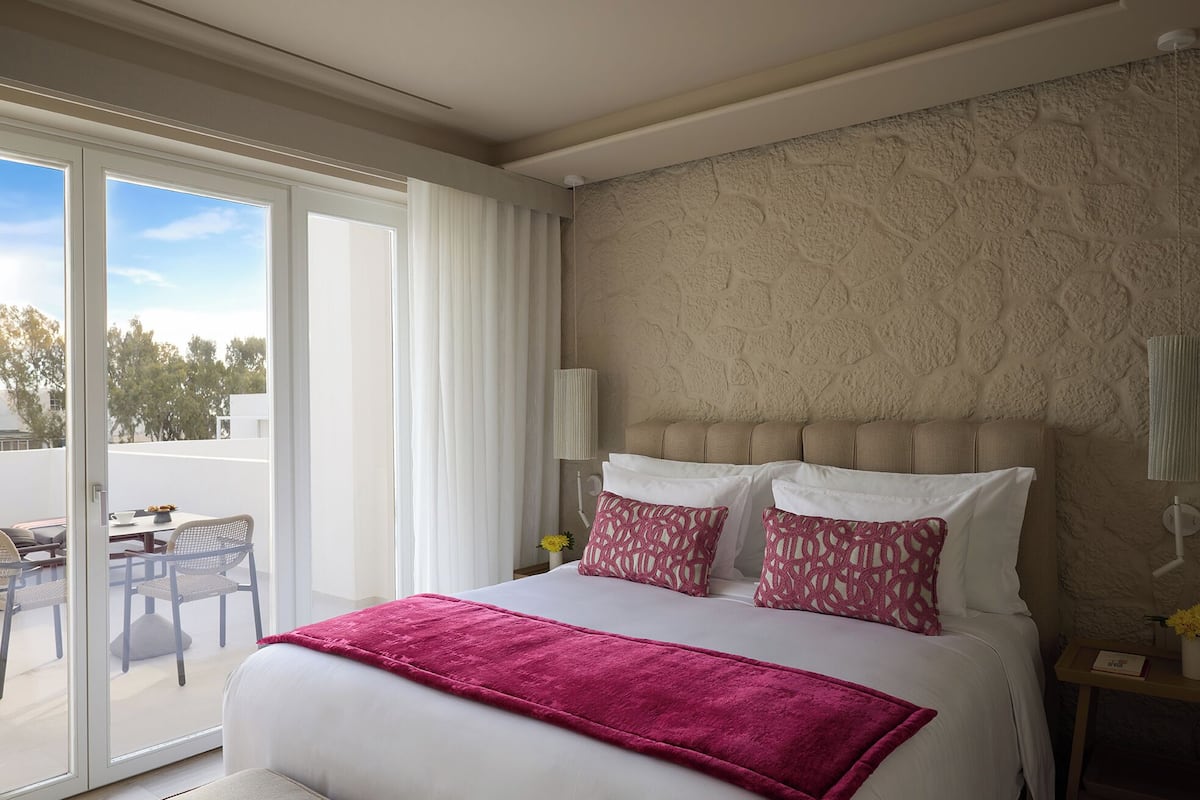 Signature with Jetted Tub | In-room safe, laptop workspace, blackout drapes, soundproofing