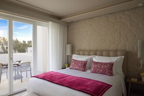 Signature with Jetted Tub | In-room safe, laptop workspace, blackout drapes, soundproofing - Santorini Heart (Santorini)