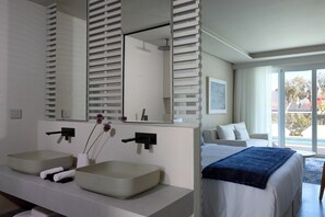 Island Suite Sharing Pool | Bathroom