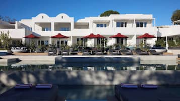 Piscina interna, piscina externa sazonal, guarda-sóis, espreguiçadeiras