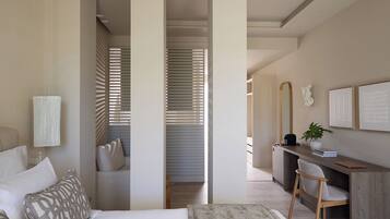 Comfort Suite | In-room safe, laptop workspace, blackout drapes, soundproofing