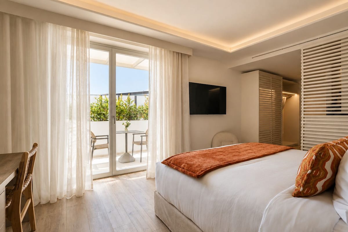 Cozy Room | Minibar, in-room safe, laptop workspace, blackout drapes
