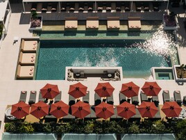 Una piscina cubierta, una piscina al aire libre de temporada, sombrillas