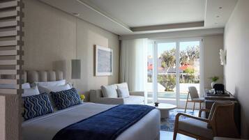 Island Suite Sharing Pool | Minibar, brankas, ruang kerja ramah laptop, dan tirai kedap cahaya