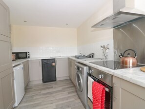 Dishwasher, cookware/dishes/utensils - Lavender Lodge (Hull)