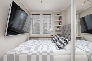 Desk, iron/ironing board, travel cot, WiFi - Cozy Apartment | Balcony and Workspace (Warszawa)