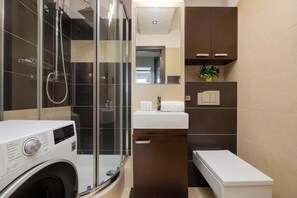 Shower, hair dryer, towels, shampoo - Cozy Apartment | Balcony and Workspace (Warszawa)
