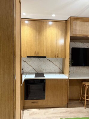 Kjøleskap, ovn, kokeplater og kjøkkenutstyr