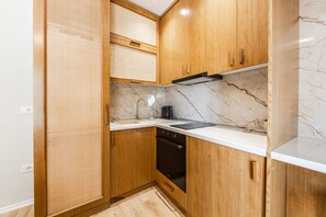 Fridge, oven, stovetop, cookware/dishes/utensils