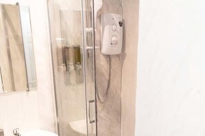 Shower, hair dryer, towels - Near Transport - Parking - Wifi - Sleeps 3 (Newcastle-upon-Tyne)