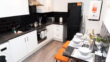 Geladeira, micro-ondas, fogão, cooktop