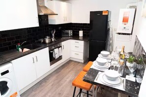 Fridge, microwave, oven, stovetop - Near Transport - Parking - Wifi - Sleeps 3 (Newcastle-upon-Tyne)