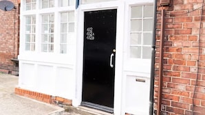 A building with a black door labeled with room numbers 412A and 412B. - Near Transport - Parking - Wifi - Sleeps 3 (Newcastle-upon-Tyne)
