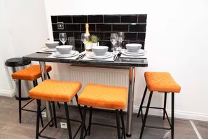 Dining - Near Transport - Parking - Wifi - Sleeps 3 (Newcastle-upon-Tyne)