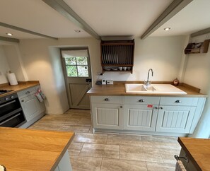 Fridge, microwave, oven, stovetop - Gorgeous character cottage in Bolingey, around 20 minutes walk to Perranporth. (Bolingey)