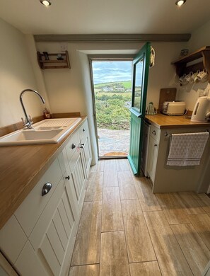 Fridge, microwave, oven, stovetop - Gorgeous character cottage in Bolingey, around 20 minutes walk to Perranporth. (Bolingey)