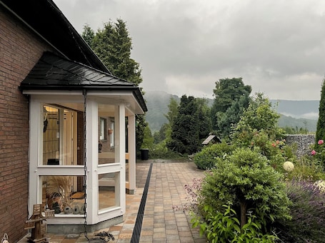 Property grounds. Under the clouds - cozy warm vacation apartment in Winterberg