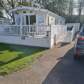 Property grounds - Modern fully furnished caravan situated on Southview Holiday Park - Pet Friendly (Burgh le Marsh)