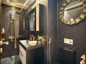 Een douche, een haardroger, handdoeken, zeep