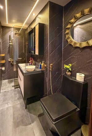 Een douche, een haardroger, handdoeken, zeep