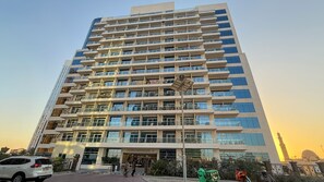 Exterior - Spacious 2 Bedroom, 3 Baths at Dubai Sports City with Gym, Pool & Parking (Dubai)
