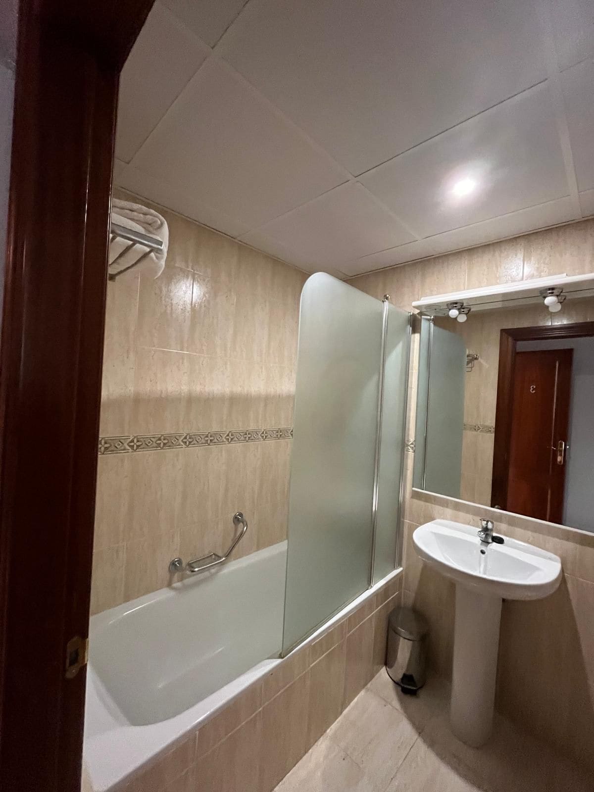 Kahden hengen comfort-huone (yksi tai kaksi sänkyä), näköala mäelle | Kylpyhuone | Ilmaiset hygieniatuotteet, pyyhkeet, saippua, sampoo